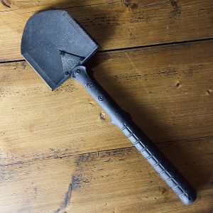 Pelle avec manche plastique